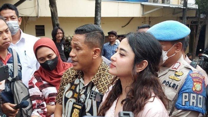 Pedangdut Dewi Perssik tidak main-main menghadapi orang yang telah menghinanya dengan menuliskan kata-kata tidak pantas di media sosial ke Polres Metro Depok, Jawa Barat, Jumat (18/11/2022).