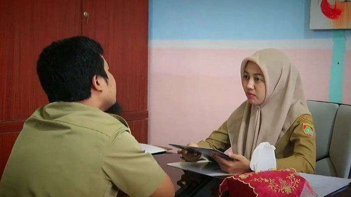 Badan Kepegawaian Pengembangan Sumber Daya Manusia (BKPSDM) Kabupaten Musirawas kini memiliki Human Resource Corner (HRC) yang berfungsi sebagai media konseling psikologi bagi ASN Pemkab Musirawas. Tampak kordinator HRC BKPSDM Estrina Maya Laily Ni'mah, sedang melayani PNS yang konseling.