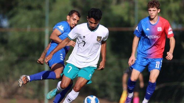 Aksi Marselino Ferdinan (tengah putih) dalam laga uji coba timnas U20 Indonesia vs Cakallikli Spor di Antalya, Turki, Senin (24/10/2022). Terkini, timnas U20 Indonesia bertanding meghadapi Slovakia pada laga lanjutan turnamen Costa Calida Region de Murcia Football Week di Spanyol, Sabtu (19/11/2022) malam WIB. Babak pertama laga timnas U20 Indonesia vs Slovakia berakhir 1-0 untuk keunggulan skuad Garuda Nusantara.