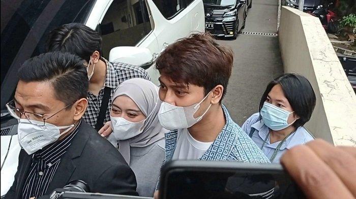 Belakangan ini polemik rumah tangga antara Lesti Kejora dan Rizky Billar turut memantik sorotan keluarga besar hinca kakak Billar bersuara soal hal ini.