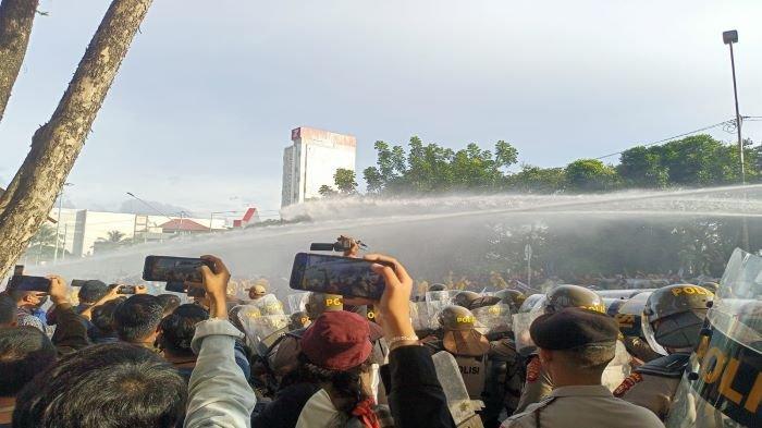 Aksi demo menolak kenaikan harga BBM di depan gedung DPRD Sumatera Selatan (Sumsel) akhirnya dibubarkan paksa polisi.