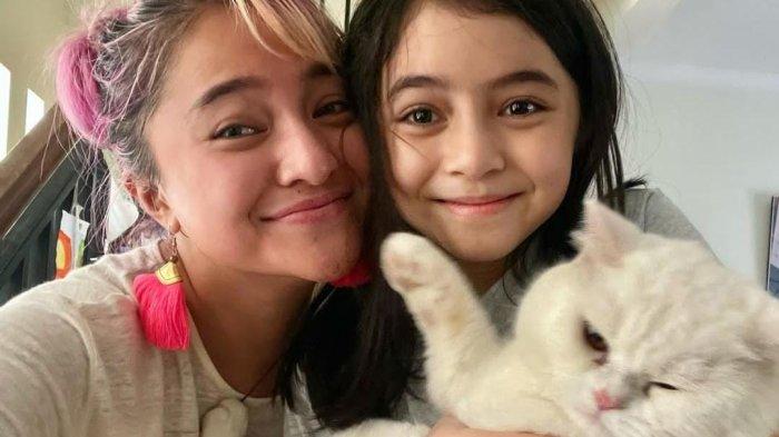 Marshanda (kiri) dan Sienna Ameera. Potret Marshanda ketika berpose bersama Putrinya, Sienna Ameera Kasyafani.