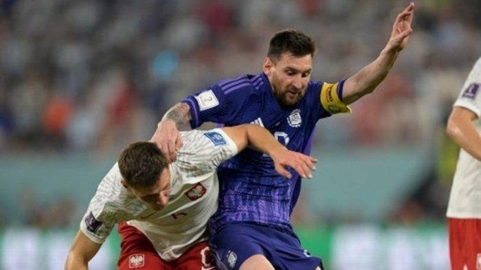 Gelandang timnas Polandia Krystian Bielik (kiri) berduel dengan megabintang Argentina Lionel Messi dalam laga terakhir Grup C Piala Dunia 2022 Qatar. Laga Polandia vs Argentina berlangsung di Stadion 974 Doha, Qatar, pada Kamis (1/12/2022) dini hari WIB.