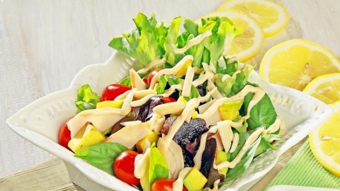 Salad Avokad Ayam Asap.