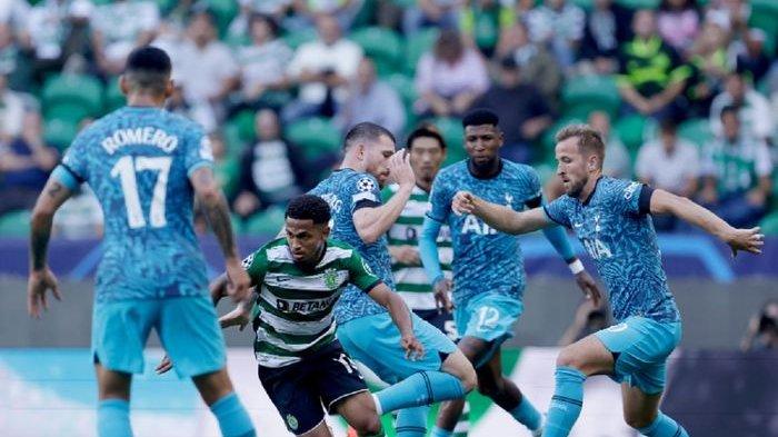 Para pemain Tottenham Hotspur berduel denga Marcus Edwards dari Sporting CP dalam laga grup Liga Champions 2022-2023, Selasa (13/9/2022).