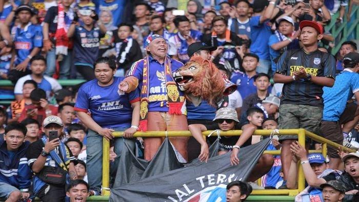 Suporter Arema FC saat meyaksikan kemenangan timnya melawan Bhayangkara FC di Piala Presiden 2019
