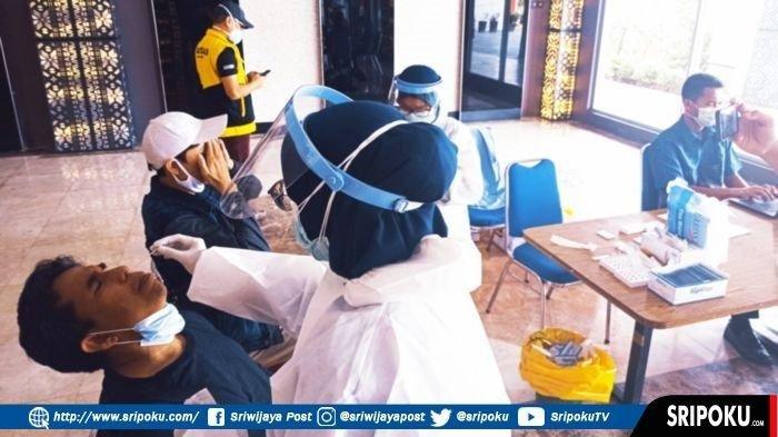 Tim Satgas Prokes Liga 2 2021 melakukan tes pemeriksaan swab antigen terhadap perangkat pertandingan LOC termasuk jurnalis peliput kompetisi liga 2 grup A mengikuti tes swab antigen di Stadion Gelora Sriwijaya Jakabaring, Rabu (6/10/2021).