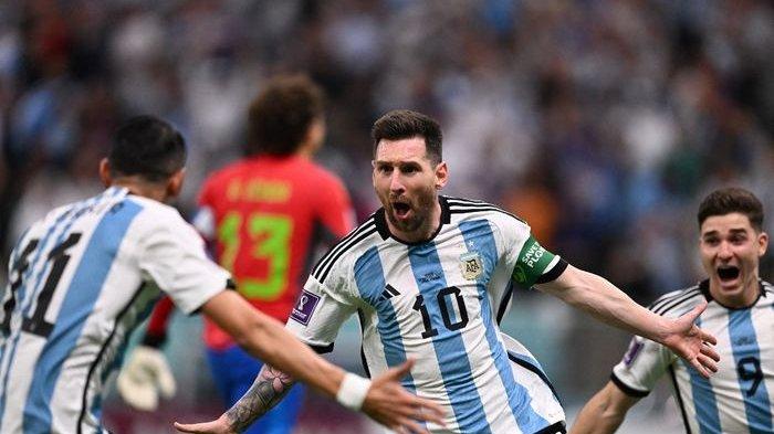 Striker timnas Argentina, Lionel Messi, merayakan gol ke gawang timnas Meksiko dalam laga Grup C Piala Dunia 2022 di Stadion Lusail, Sabtu (26/11/2022).