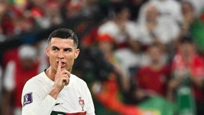 Cristiano Ronaldo tampak emosi ketika ditarik keluar pada pertengahan babak kedua laga Grup H Piala Dunia 2022 Qatar yang mempertemuka Korea Selatan vs Portugal di Education City Stadium, Jumat (2/12/2022) malam WIB.