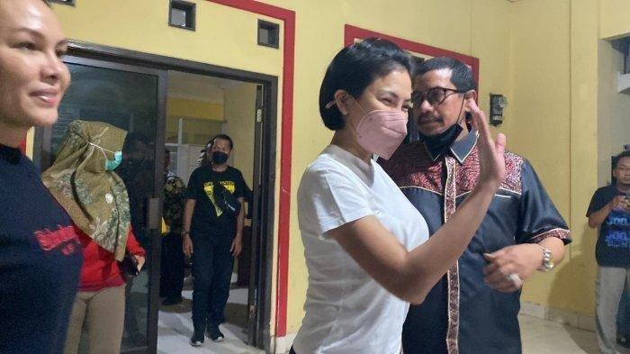 Artis Nikita Mirzani tidak jadi ditahan. Pihak kepolisian memutuskan agar Nikita Mirzani wajib lapor selama satu minggu sekali. Nikita Mirzani Batal Ditahan, Nyai Tersenyum dan Ucapkan Ini Saat Keluar Kantor Polisi