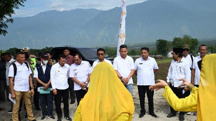 Gubernur Sulawesi Tengah Rusdy Mastura dan Bupati Sigi Mohamad Irwan Lapatta menunjukkan 'jarak' dalam beberapa momentum di penanaman jagung terintegrasi dengan peternakan di Desa Sidondo, Kecamatan Biromaru, Kabupaten Sigi, Rabu (24/8/2022).