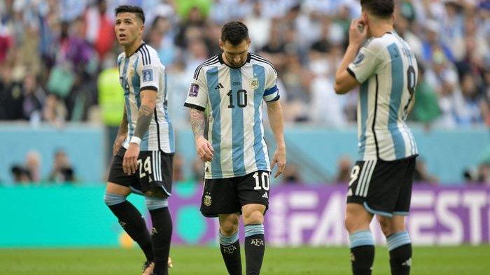 Lionel Messi (10) tertunduk usai timnas Argentina dikalahkan Arab Saudi