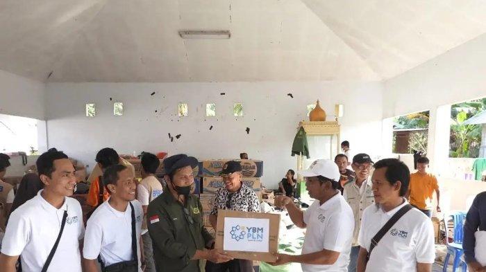 PLN Unit Induk Wilayah Suluttenggo melalui PLN Unit Pelaksana Pelayanan Pelanggan Palu menyalurkan bantuan untuk warga terdampak Banjir Bandang di Desa Torue, Kecamatan Torue, Kabupaten Parigi Moutong, Sulawesi Tengah.