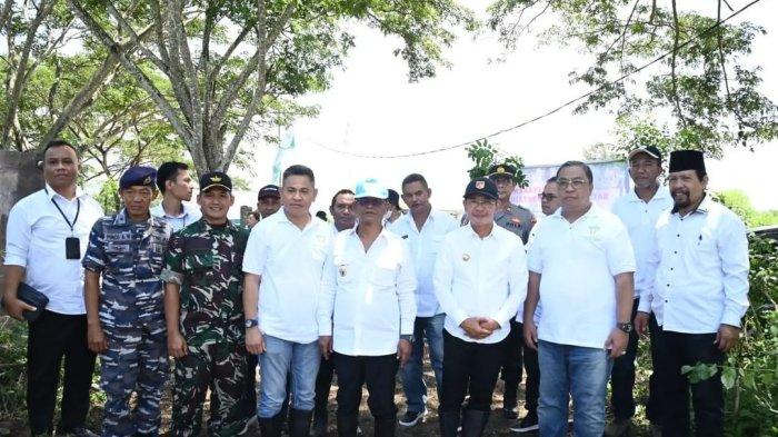 Gubernur Sulawesi Tengah Rusdy Mastura dan Bupati Sigi Mohamad Irwan Lapatta menunjukkan 'jarak' dalam beberapa momentum di penanaman jagung terintegrasi dengan peternakan di Desa Sidondo, Kecamatan Biromaru, Kabupaten Sigi, Rabu (24/8/2022).