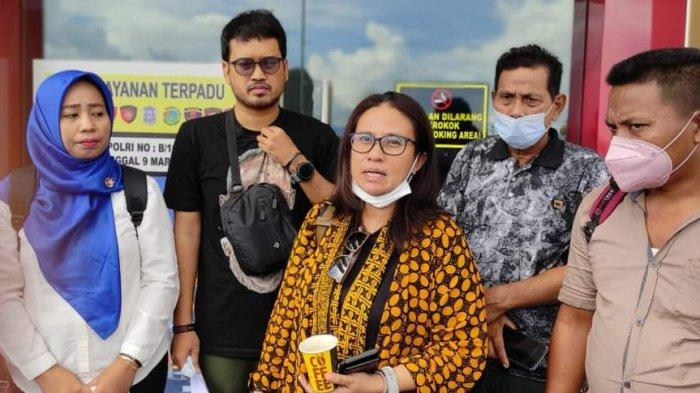 Aktivis agraria Eva Bande (tengah) mengatakan, dengan berakhirnya Hak Guna Usaha (HGU) milik PT KLS di Desa Singkoyo, Kecamatan Toili, Kabupaten Banggai maka tanah harus dikembalikan kepada para petani.