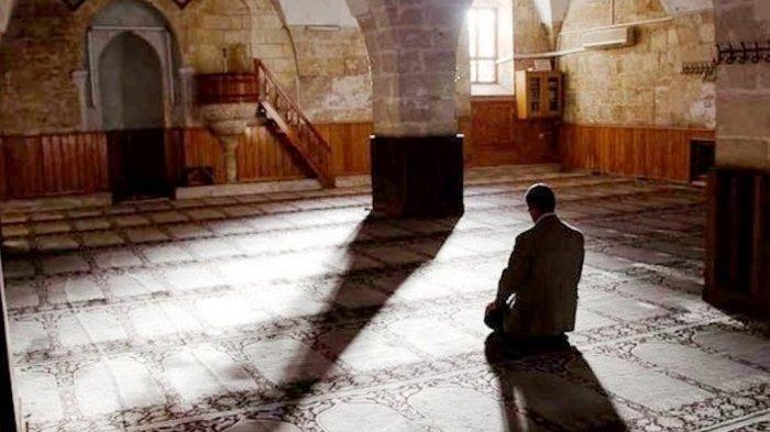 Posisi duduk di antara dua sujud saat salat dilengkapi dengan bacaan serta terjemahannya.
