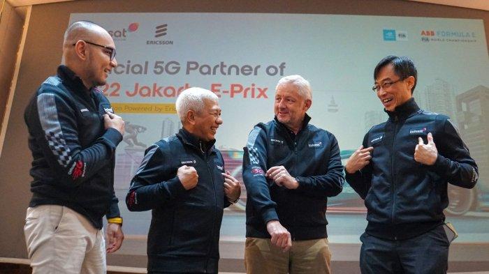 Director and Chief Regulatory Indosat Ooredoo Hutchison, Muhammad Buldansyah (dua dari kiri), Chief Technology Officer IOH, Desmond Cheung (kanan), Head of Ericsson Indonesia, Jerry Soper (dua dari kanan), dan SVP-Head of Corporate Communications, Steve Saerang (kiri).