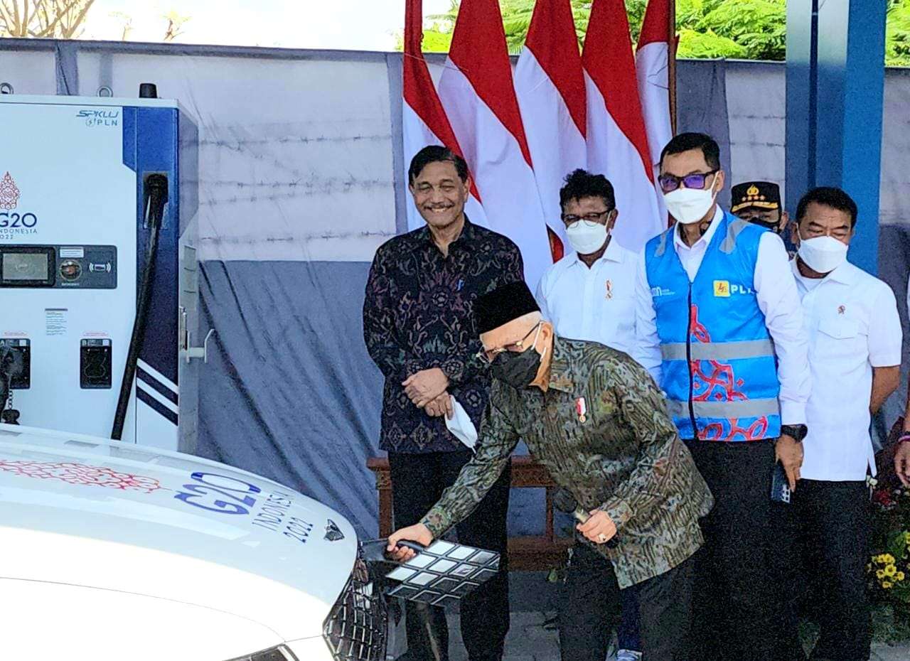 Peninjauan langsung kesiapan Stasiun Pengisian Kendaraan Listrik Umum (SPKLU) di Nusa Dua, Bali, Selasa (30/8).