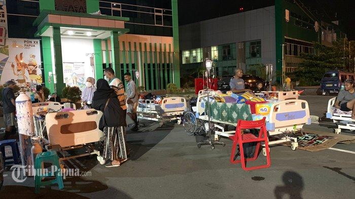 Pasien Rumah Sakit Umum Daerah (RSUD) Dok II Jayapura dievakuasi keluar ruangan setelah gempa bumi tektonik berkekuatan 5.2 Magnitudo.
