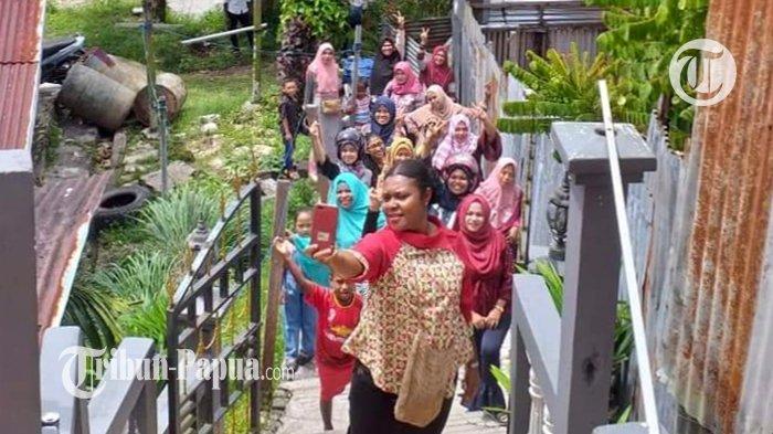 Tradisi jalan pegang tangan (Peta) saat momen hari raya keagamaan cukup kental di wilayah Papua dan Papua Barat. Hari keagamaan tersebut meliputi Natal, Tahun Baru dan Lebaran.