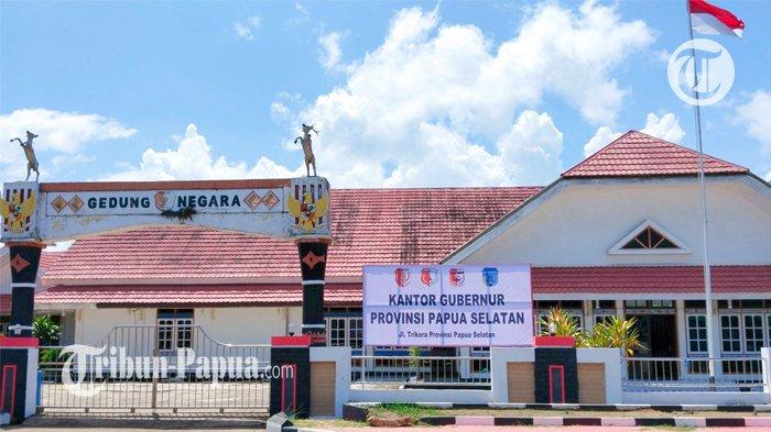 Plang Kantor Gubernur Provinsi Papua Selatan secara resmi telah dipasang di Gedung Negara Jalan Trikora, Kabupaten Merauke.