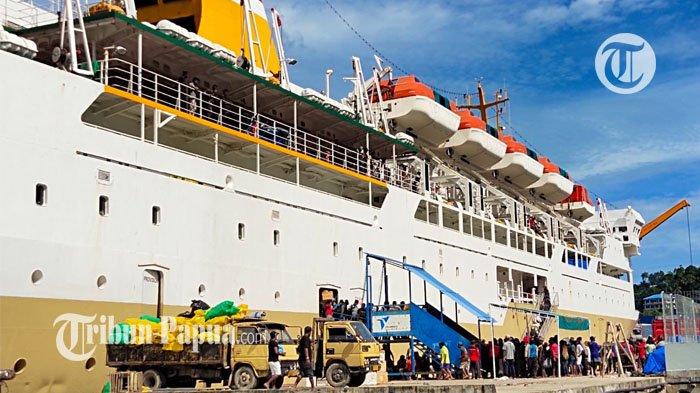 JAYAPURA TERKINI - Tampak Kapal Labobar yang dioperasikan PT Pelni tengah bersandar di Pelabuhan Laut Jayapura, pada masa pandemi Covid-19 beberapa waktu lalu.
