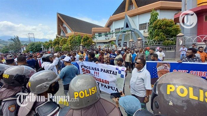 Massa pendukung Gubernur Lukas Enembe saat melakuakn orasi di depan Markas Komando (Mako) Brimob Papua Papua di Kotaraja, Kota Jayapura, Papua, Senin (12/9/2022).