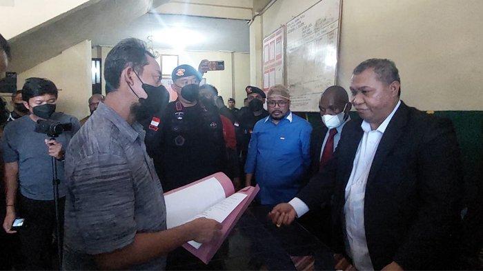 Para penasehat hukum Gubernur Lukas Enembe saat berada di Mako Brimob Polda Papua di Kotaraja, Kota Jayapura, Papua, Senin (12/9/2022).