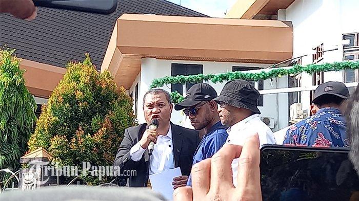 Kuasa hukum Gubernur Papua, Stephanus Roy Rening (jas hitam) mengatakan Lukas Enembe tak bisa hadiri pemeriksaan oleh KPK karena sedang sakit.