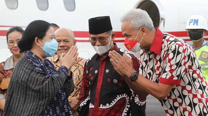 Gubernur Jateng Ganjar Pranowo menyalami DPR RI Puan Maharani di Bandara Adi Soemarmo, Boyolali, Minggu (11/12/2022).