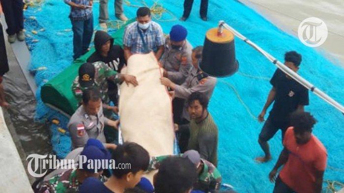 Jenazah Nakhoda KM Calvin 02 tiba di dermaga pelabuhan perikanan Kabupaten Merauke, Papua, Selasa (23/8/2022).