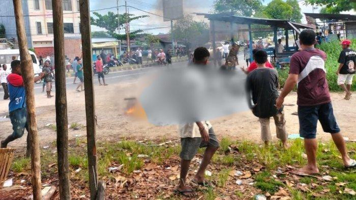 KRIMINAL - Sejumlah warga di Kota Sorong, Papua Barat Daya, membakar seorang wanita hidup-hidup di Kilometer 7 Kota Sorong, Papua Barat Daya, Selasa (24/1/2023).