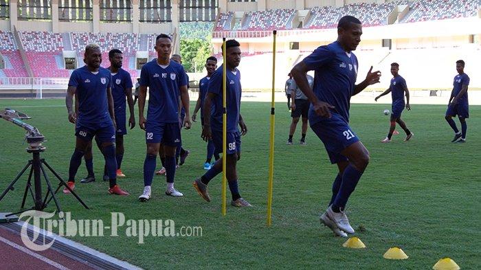 Skuad Persipura saat menjalani latihan di Stadion Lukas Enembe, Senin (26/9/2022). Persipura Jayapura bakal menjamu Putra Deltra Sidoarjo pada pekan kelima Liga 2 musim 2022/2023 di Stadion Lukas Enembe, Kampung Harapan, Kabupaten Jayapura, Papua, Selasa (27/9/2022).