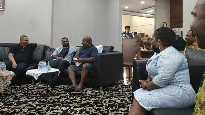 Tim Hukum dan Advokasi Gubernur Papua (THAGP) menemui Gubernur Papua Lukas Enembe di kediaman pribadinya, Jayapura, Papua, Selasa (25/10/2022).
