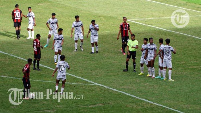 Persipura Jayapura berhasil memecah kebuntuan kala menghadapi Putra Delta Sidoarjo pada pekan keenam Liga 2 2022/2023, Selasa (27/9/2022). Gunansar Mandowen sukses menyarangkan bola ke gawang Putra Delta Sidoarjo yang dikawal Putu Wijiarto.