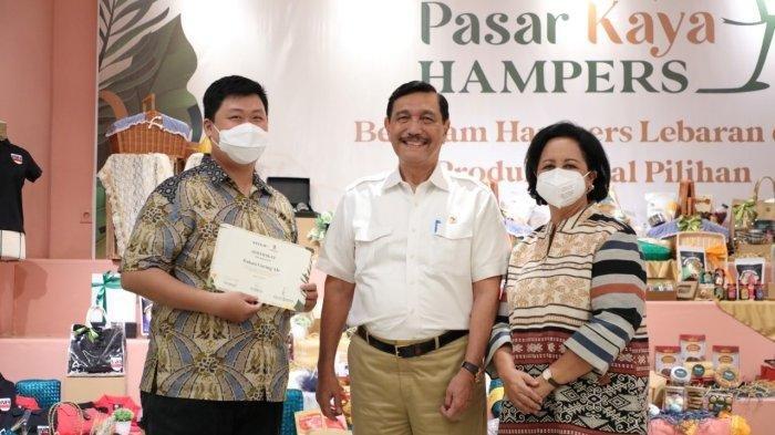 Menko Bidang Kemaritiman dan Investasi Luhut B. Pandjaitan meresmikan Bazar Ramadan 2022 di Gedung Sopo Del, Jakarta Selatan, Kamis (07/04/2022).