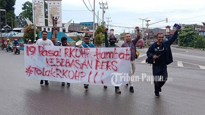 Aksi demo tolak RKUHP yang dilakukan Aliansi Jurnalis Independen (AJI) dan wartawan di Manokwari, Papua Barat,