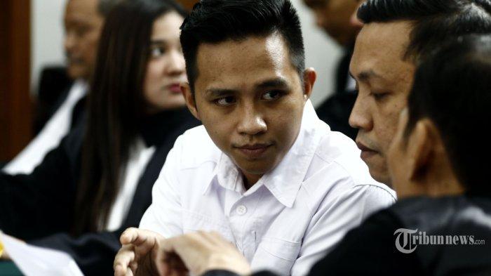 Terdakwa Bharada Richard Eliezer atau Bharada E berbincang dengan penasihat hukumnya saat menghadiri sidang lanjutan kasus pembunuhan berencana Brigadir Nofriansyah Yosua Hutabarat atau Brigadir J di Pengadilan Negeri Jakarta Selatan, Jakarta, Senin (7/11/2022). Agenda persidangan kali ini adalah pemeriksaan sejumlah saksi dari jaksa penuntut umum (JPU).