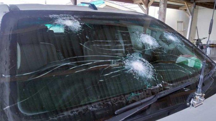 DITEMBAK - Kaca depan mobil Satgas Damai Cartenz terkena tembakan KKB Papua di Nduga, Kamis (21/4/2022).(Istimewa)