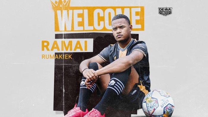 Klub Liga 1, Dewa United FC, secara resmi memperkenalkan Ramai Rumakiek sebagai pemain baru setelah didatangkan dari Persipura Jayapura dengan status pinjaman. (Foto: Dewa United FC)