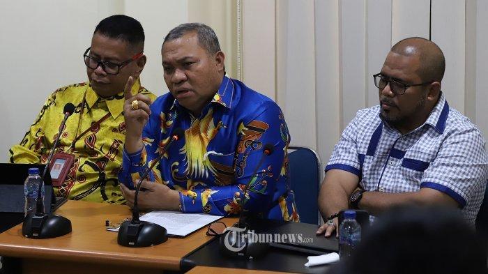 Kuasa hukum Gubernur Papua Lukas Enembe, Stefanus Roy Rening (tengah) beserta tim menggelar konferensi pers terkait kasus kliennya di kawasan Kebayoran Baru, Jakarta Selatan, Senin (26/9/2022). Masyarakat pemilik hak tanah ulayat di kaki Gunung Gunung Kembu, Wanui dan Kasuwi, Kabupaten Tolikara, Papua, berunjuk rasa. Unjuk rasa dilakukan karena tidak terima atas pernyataan Lukas Enembe memiliki tambang emas di daerah tersebut.