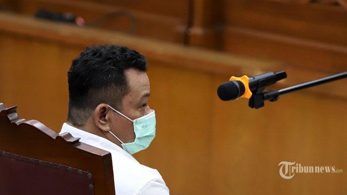 Terdakwa Kuat Ma'ruf menjalani sidang perdana terkait kasus pembunuhan berencana terhadap Brigadir Nofriansyah Yosua Hutabarat atau Brigadir J di Pengadilan Negeri Jakarta Selatan, Senin (17/10/2022) malam. Diungkap dalam berkas dakwaan yang dibacakan oleh Jaksa Penuntut Umum (JPU) dalam persidangan kasus dugaan pembunuhan berencana Brigadir J, Kuat Ma'ruf sempat memegang senjata tajam berupa pisau ketika membawa Brigadir J ke hadapan Ferdy Sambo.