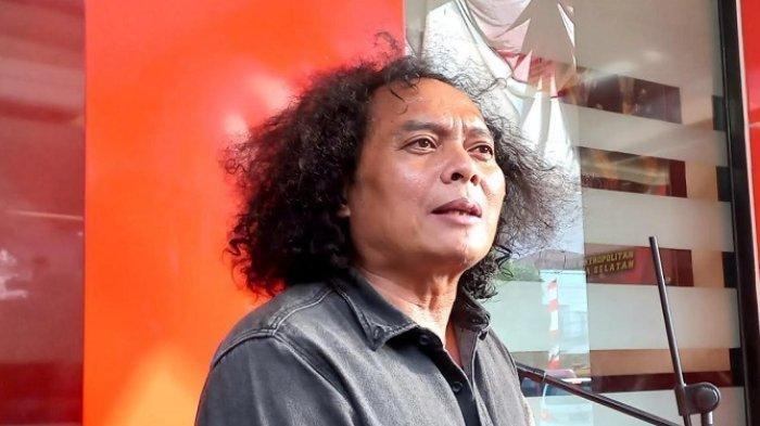 PENGACARA Deolipa Yumara mengungkap dugaan perselingkuhan antara Putri Candrawathi, istri Irjen Ferdy Sambo, dengan sopir pribadinya sendiri, Kuat Ma'ruf, di balik kasus pembunuhan Brigadir J di rumah dinas Ferdy Sambo, Juli 2022 lalu. (Wartakolalive.com/Arie).