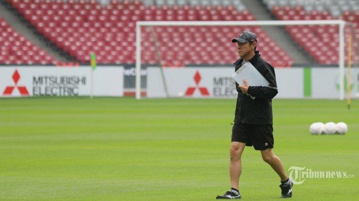 Pelatih Tim Nasional Indonesia Shin Tae-yong memberi instruksi kepada pemain Timnas Indonesia saat latihan di Stadion Utama Gelora Bung Karno, Jakarta, Kamis (22/12/2022). Latihan tersebut dilakukan jelang hadapi Kamboja pada Piala AFF 2022.