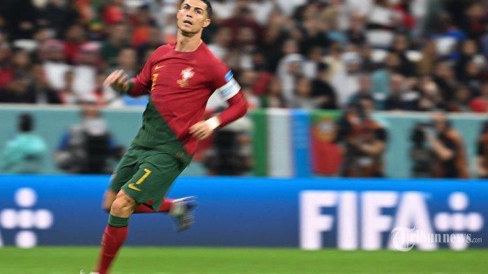 Pemain depan Portugal Cristiano Ronaldo berlari mengejar bola di pertandingan sepak bola babak 16 besar Piala Dunia Qatar 2022 antara Portugal dan Swiss di Stadion Lusail di Lusail, utara Doha. Selasa (6 Desember 2022). (Paul ELLIS / AFP)