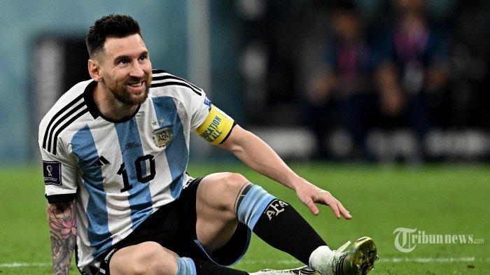 Penyerang Argentina Lionel Messi memberi isyarat di lapangan selama pertandingan sepak bola babak 16 besar Piala Dunia Qatar 2022 antara Argentina dan Australia di Stadion Ahmad Bin Ali di Al-Rayyan, sebelah barat Doha. (3 Desember 2022). (MANAN VATSYAYANA) / AFP)