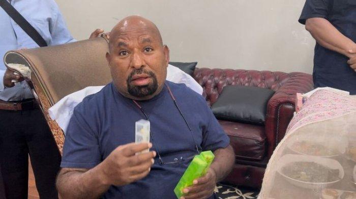 SAKIT - Gubernur Papua Lukas Enembe tengah menunjukan obat-obatan yang dikirim dari Singapura untuk mengobati penyakitnya, Jayapura, Papua, Jumat (30/9/2022)(Istimewa)