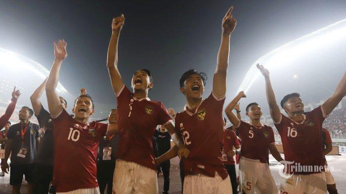 Sejumlah pemain Timnas Indonesia Egy Maulana Vikri bersama Marselino Ferdinan, Pratama Arhan, Sananta dan Kambuaya menyapa penonton usai pertandingan melawan Timnas Curacao pada pertandingan Leg II di Stadion Pakansari, Bogor, Jawa Barat, Selasa (27/9/2022). Hingga pluit akhir Indonesia Unggul 2-1 dari Curacao.
