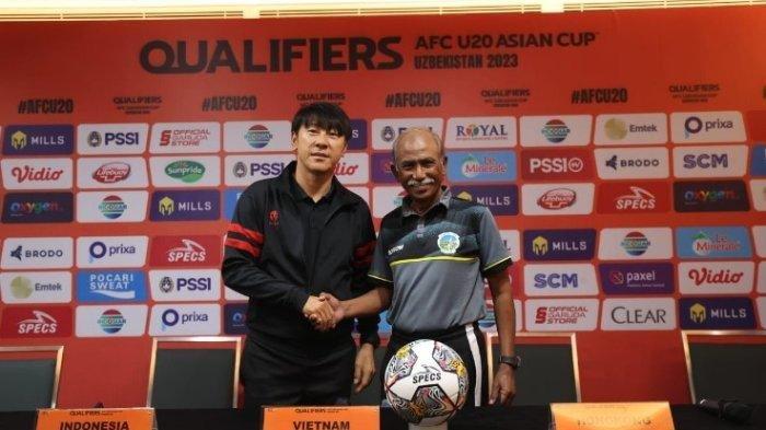 Pelatih Timnas U19 Indonesia, Shin Tae-yong (kiri) berjabat tangan dengan Gopalkrishnan A S Ramasamy selaku pelatih Timor Leste jelang pertandingan pembuka Grup F Kualifikasi Piala Asia U20 2023, Rabu (14/9/2022) malam ini.