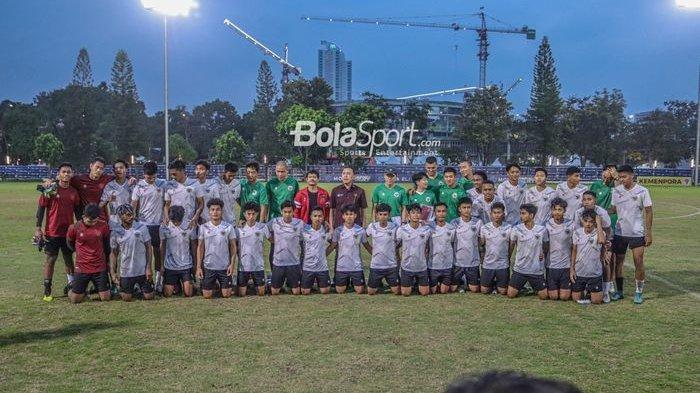Skuad timnas U-19 Indonesia sedang berfoto bersama dengan petinggi PSSI diantaranya Mochamad Iriawan (Ketua Umum PSSI) dan Indra Sjafri (Direktur Teknik PSSI) di Lapangan A, Senayan, Jakarta, 30 Agustus 2022.
